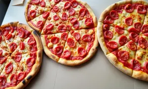 Pizza 45 cm: Idealna dla 3-5 osób? Jak dobrać rozmiar i oszczędzać!