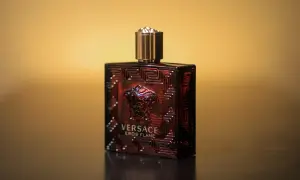 Czerwone perfumy Versace Eros Flame. Detale flakonika pomogą Ci rozpoznać oryginał.