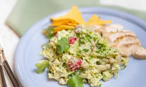 En krämig kycklingsallad med avokado och körsbärstomater, serverad med tortillachips och grillad kyckling. Ett perfekt kycklingsallad recept för en lätt lunch.