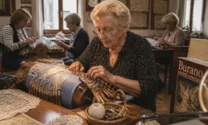 Donne anziane creano merletti a tombolo, un'arte tradizionale di Burano. I loro fili intrecciati danno vita a delicati ricami.