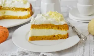 Pyszny tort dyniowy z kremem, idealny na specjalną okazję. Szukasz tort dla psa przepis? Ten wygląda apetycznie!