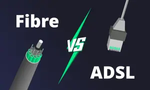Comparaison visuelle entre la fibre optique et l'ADSL, illustrant la technologie de connexion internet.