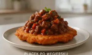 Pyszny placek po węgiersku, z gęstym gulaszem mięsnym i warzywami, podany na chrupiącym placku ziemniaczanym.