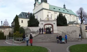Ludzie wchodzą do sanktuarium Matki Boskiej Leśniowskiej.