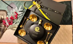 Elegante confezione regalo con olio d'oliva extra vergine, coppette e cucchiaini dorati. Regalare olio d'oliva ha un significato di benessere e cura.