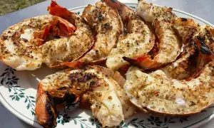 Queues de langouste grillées : le secret d'une chair tendre et juteuse.