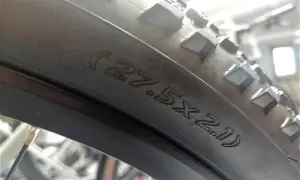 Opona rowerowa 27.5x2.1. Dowiedz się, jak dobrać dętkę do opony, by uniknąć problemów.