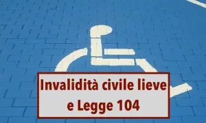 Segnale di parcheggio disabili su sfondo blu. Testo: "Invalidità civile lieve e Legge 104". Utile per capire invalidità 33 per cento esempi.