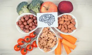 Zdrowe produkty wspierające mózg: orzechy, migdały, orzechy włoskie, brokuły, pomidory, marchew, jabłko, burak. Idealne do diety mind.