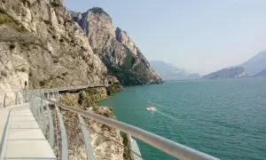 La ciclovia del Garda, un percorso mozzafiato a picco sul lago, tra gallerie e panorami alpini.