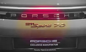 Tylna część samochodu Porsche z napisem "911 Spirit 70" i logo "Exclusive Manufaktur".