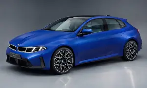Niebieski BMW hatchback z czarnym dachem i futurystycznymi felgami.