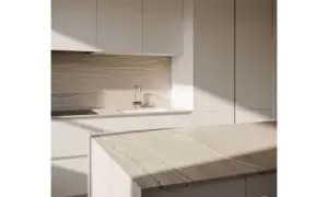 Cuisine moderne avec îlot central. La position des prises de courant est discrète, intégrée au design épuré.