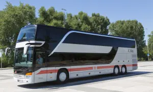 Moderner IC Bus, der die Strecke Berlin nach Warschau bedient. Ein zweistöckiger Reisebus mit Fahrer.