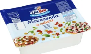 Latbri Mozzarella a cubetti, 2500g. Perfekt för sallader och pizza, där fior di latte betyder "blomman av mjölk" och ger en mild, krämig smak.