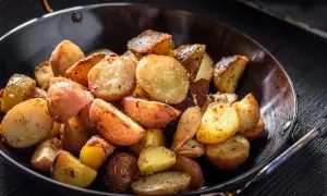 Goldbraune bratkartoffeln mit Ei, knusprig gebraten und würzig gewürzt, serviert in einer Pfanne.