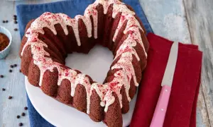 Cuore di torta barbabietola e cioccolato, glassato con glassa bianca e spolverata di polvere rossa.