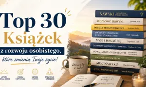 Stos książek o rozwoju osobistym, inspirujący widok i kubek z napisem "Zainwestuj w siebie". Idealne inspiracje do zmiany życia.