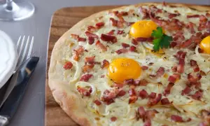 Pizza lardons crème fraîche : la recette croustillante du chef !