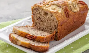 Pyszny chlebek bananowy z orzechami pekan, idealny na śniadanie lub deser. Ten przepis na chlebek bananowy jest prosty i szybki.