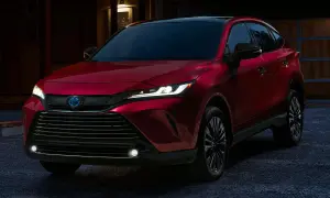 Elegancka, czerwona Toyota Venza błyszczy w wieczornym świetle, gotowa na nocną podróż.