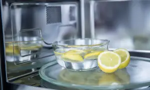 Miseczka z wodą i plasterkami cytryny w mikrofalówce. Prosty sposób, jak wyczyścić mikrofalówkę.