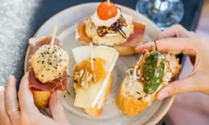 ¿Pinchos en Pamplona? Descubre la ruta perfecta y dónde probarlos
