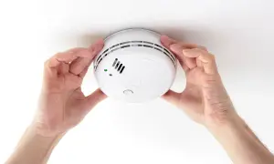 Installation d'un détecteur de fumée. Ce geste garantit votre sécurité et constitue une attestation de détecteur de fumée valide.