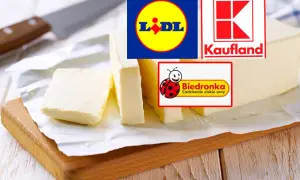 Masło na desce z logo Biedronki, Lidla i Kauflanda.
