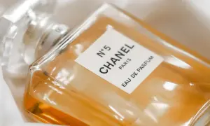 Elegancka butelka Chanel N°5 Eau de Parfum. Jak rozpoznać oryginał? Zwróć uwagę na detale etykiety i szkła.