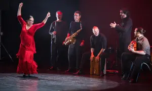 Fuensanta la Moneta, bailaora flamenca, levanta los brazos con pasión. La acompaña un grupo de músicos con saxofón, clarinete, cajón y guitarra.