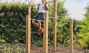Man tränar pull-ups på ett utegym. Enkla och robusta konstruktioner som inspirerar till att bygga utegym.