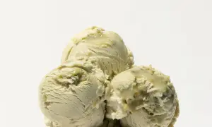 Tre kulor krämig pistage gelato med bitar av nötter.