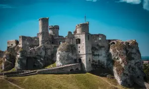 Ruiny zamku na skale, idealne na zwiedzanie samochodem w ramach Szlaku Orlich Gniazd.