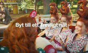 Tre unga kvinnor med fantasifulla frisyrer i en bil. En reklamtext lyder "Byt till ett Trevligt nät".