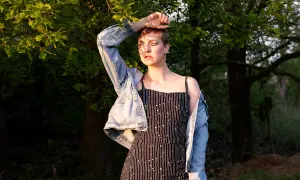 Leichtes Kleid mit Jeansjacke – perfekt, wenn du nicht weißt, was anziehen bei 30 Grad.