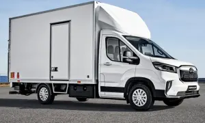 Biały Maxus Deliver 9 z zabudową towarową, gotowy do dostaw.