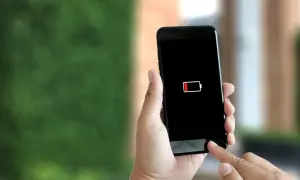 Niski poziom baterii na ekranie telefonu. Pamiętaj, jak dbać o telefon, by służył Ci dłużej.
