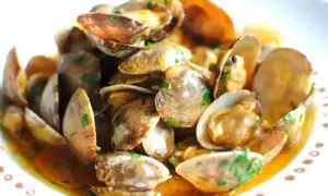 Un invitante sautè di vongole, profumato e ricco di sapore, pronto per essere gustato.