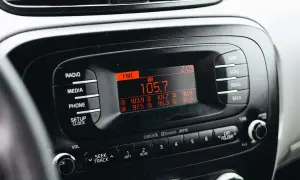 Radio samochodowe z wyświetlaczem pokazującym 105.7 FM. To częstotliwość, na jaką ustawić transmiter, by słuchać ulubionej stacji.