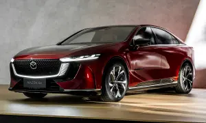 Elegancka, czerwona Mazda 6e 2025 z nowoczesnymi światłami LED i chromowanymi detalami.