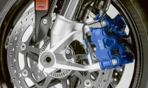 Niebieski zacisk hamulcowy motocykla z tarczą hamulcową i elementami zawieszenia Marzocchi.