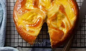 Torta soffice con un vortice di crema pasticcera dorata, appena sfornata e pronta per essere gustata.