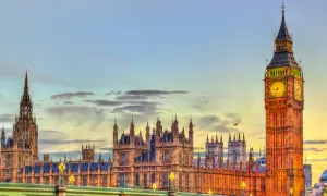 Big Ben und das Parlamentsgebäude in London bei Sonnenuntergang. Wie viele Tage braucht man, um diese Sehenswürdigkeiten zu erkunden?