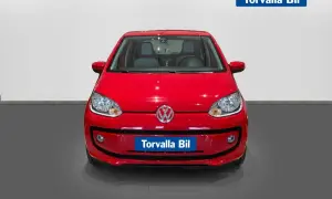 Röd Volkswagen Up, en perfekt begagnad bil för stadskörning.