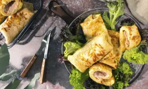 Herzhafte Pfannkuchen, gefüllt mit Schinken und Käse, serviert mit frischem Salat. Ein Genuss für jeden Gaumen!