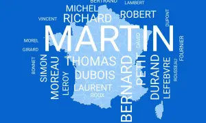 Carte de France avec des prénoms en blanc, dont "Martin" en grand. On y voit aussi "Thomas", "Dubois", "Laurent", "Roux", "Bernard", "Petit", "Durand", "Lefebvre", "Simon", "Moreau", "Leroy", "Bonnet", "Michel", "Richard", "Vincent", "Bertrand", "Lambe...