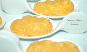 Purée onctueuse de carottes au cumin, servie dans des cuillères blanches. Une texture croquante et fondante pour les gourmands.