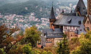 Blick auf Schloss Wernigerode mit der Stadt im Hintergrund. Entdecken Sie die **Geheimtipps Wernigerode** für Ihren nächsten Ausflug.