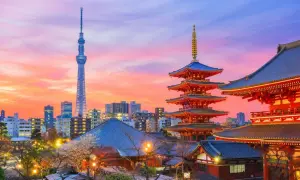 Zachód słońca nad Tokio. Widać wieżę Tokyo Skytree i tradycyjną pagodę. Wspaniałe tokyo atrakcje.